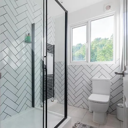 Comfortable Stylish 4 Bedroom Home. Holiday home
